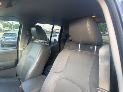 Used 2010 Nissan Frontier LE w/ LE Value Truck Pkg RWD image 2