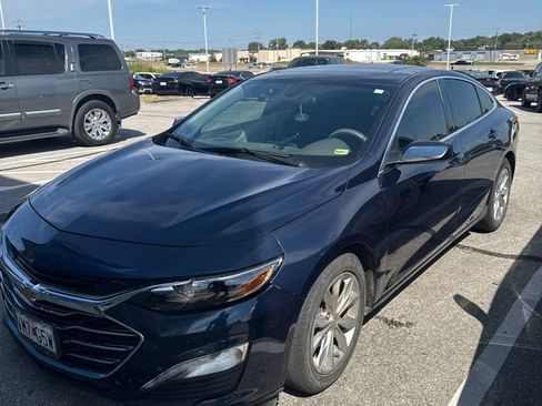 Used 2021 Chevrolet Malibu LT FWD image 1