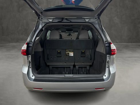 Used 2019 Toyota Sienna XLE image 12
