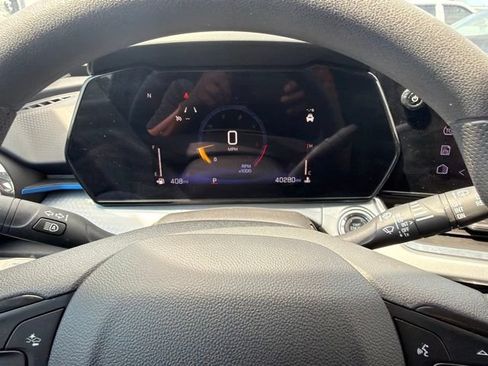 Used 2025 Chevrolet Trax LT FWD image 44