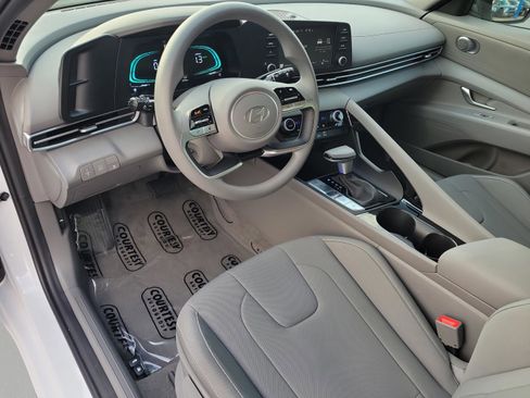 Used 2025 Hyundai Elantra Blue image 18