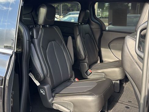 Used 2025 Chrysler Pacifica Select FWD image 28