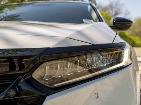 Used 2021 Honda Accord Touring image 11