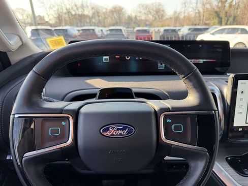 Used 2025 Ford Expedition Platinum image 27