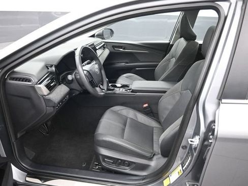 Used 2025 Toyota Camry XLE AWD/4WD image 9