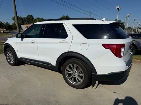 Used 2020 Ford Explorer XLT w/ Equipment Group 202A AWD/4WD image 8