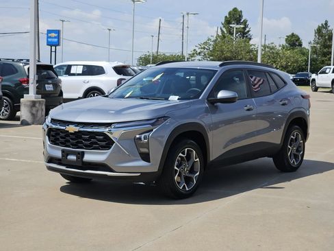 Used 2025 Chevrolet Trax LT w/ Driver Confidence Package FWD image 3