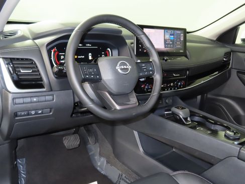 Certified 2025 Nissan Rogue SL image 30