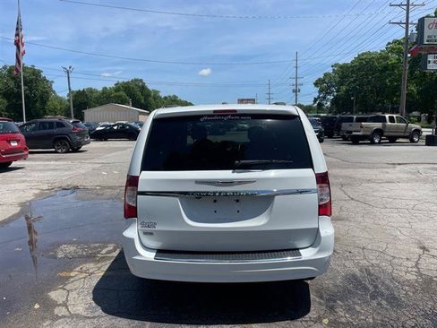 Used 2014 Chrysler Town & Country Touring FWD image 6