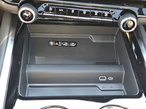 New 2026 Chevrolet Suburban Premier image 18