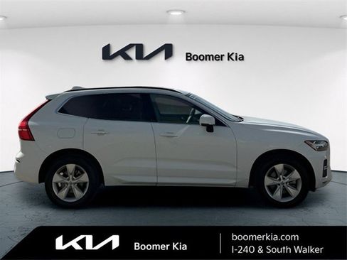 Used 2022 Volvo XC60 B5 Momentum image 4