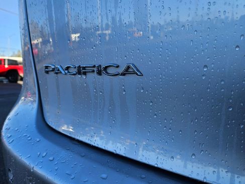 Used 2024 Chrysler Pacifica Touring-L image 11