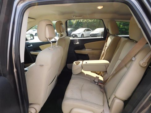 Used 2019 Dodge Journey SE FWD image 10
