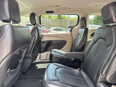 Used 2024 Chrysler Pacifica Touring-L FWD image 11