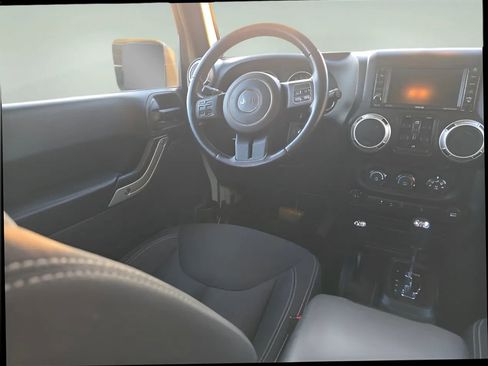 Used 2017 Jeep Wrangler Unlimited Rubicon w/ Connectivity Group image 12