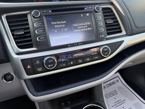 Used 2019 Toyota Highlander XLE FWD image 29
