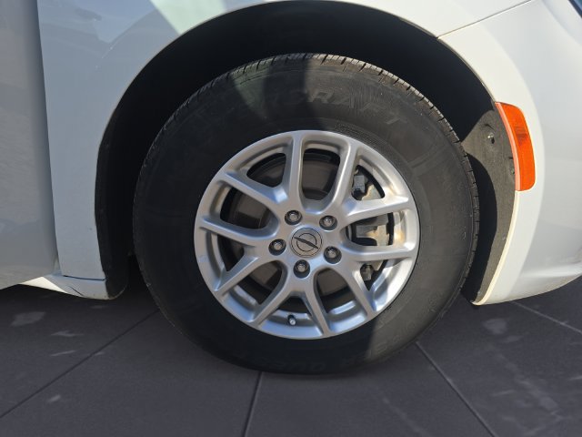Used 2023 Chrysler Pacifica Touring FWD image 14