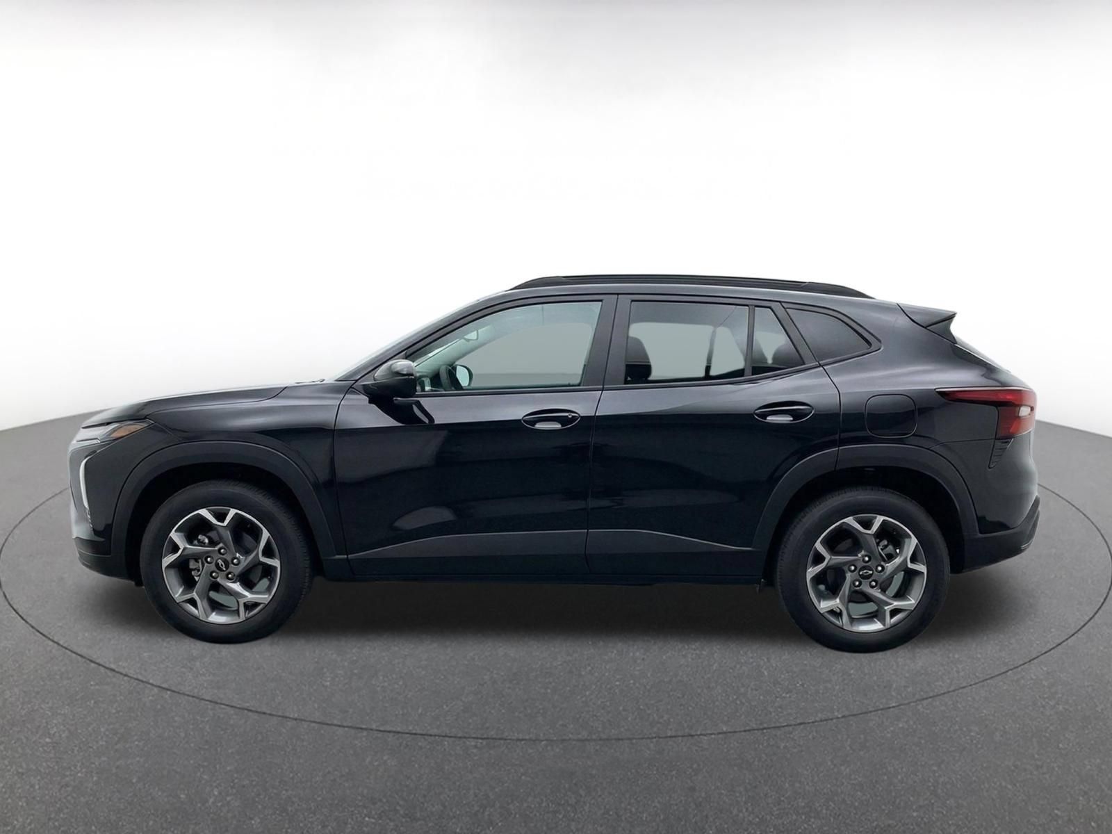 Used 2025 Chevrolet Trax LT FWD image 4