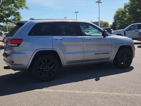 Used 2019 Jeep Grand Cherokee Altitude AWD/4WD image 11
