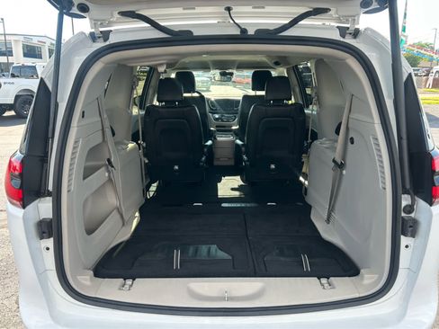 Used 2023 Chrysler Pacifica Touring-L FWD image 7