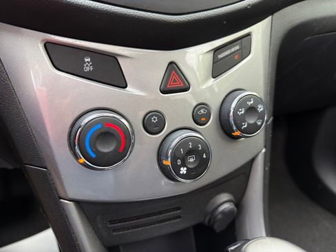 Used 2016 Chevrolet Trax LT w/ LT Sun and Sound Package FWD image 31
