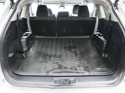 Used 2021 Toyota Highlander LE image 22