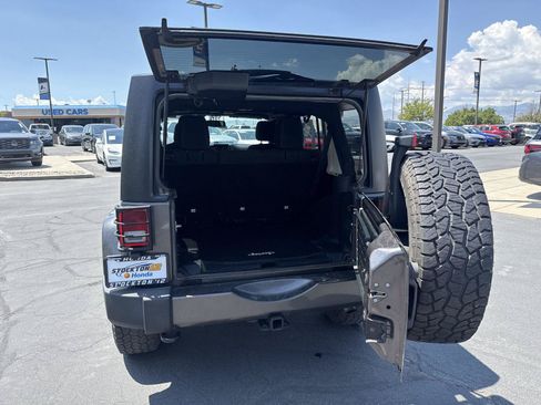 Used 2016 Jeep Wrangler Unlimited Sahara w/ Connectivity Group AWD/4WD image 8