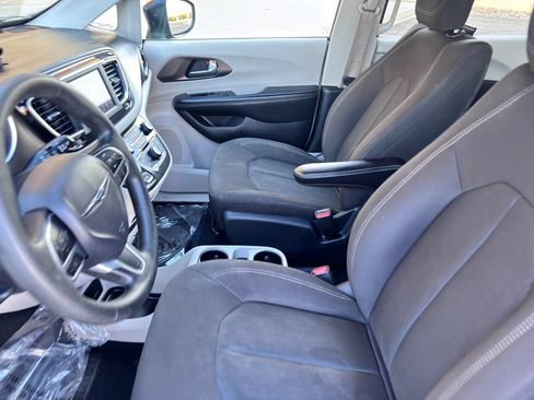 Used 2020 Chrysler Voyager L FWD image 27