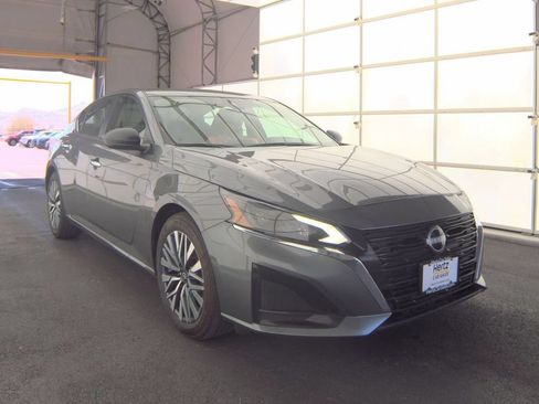 Used 2025 Nissan Altima 2.5 SV FWD image 34