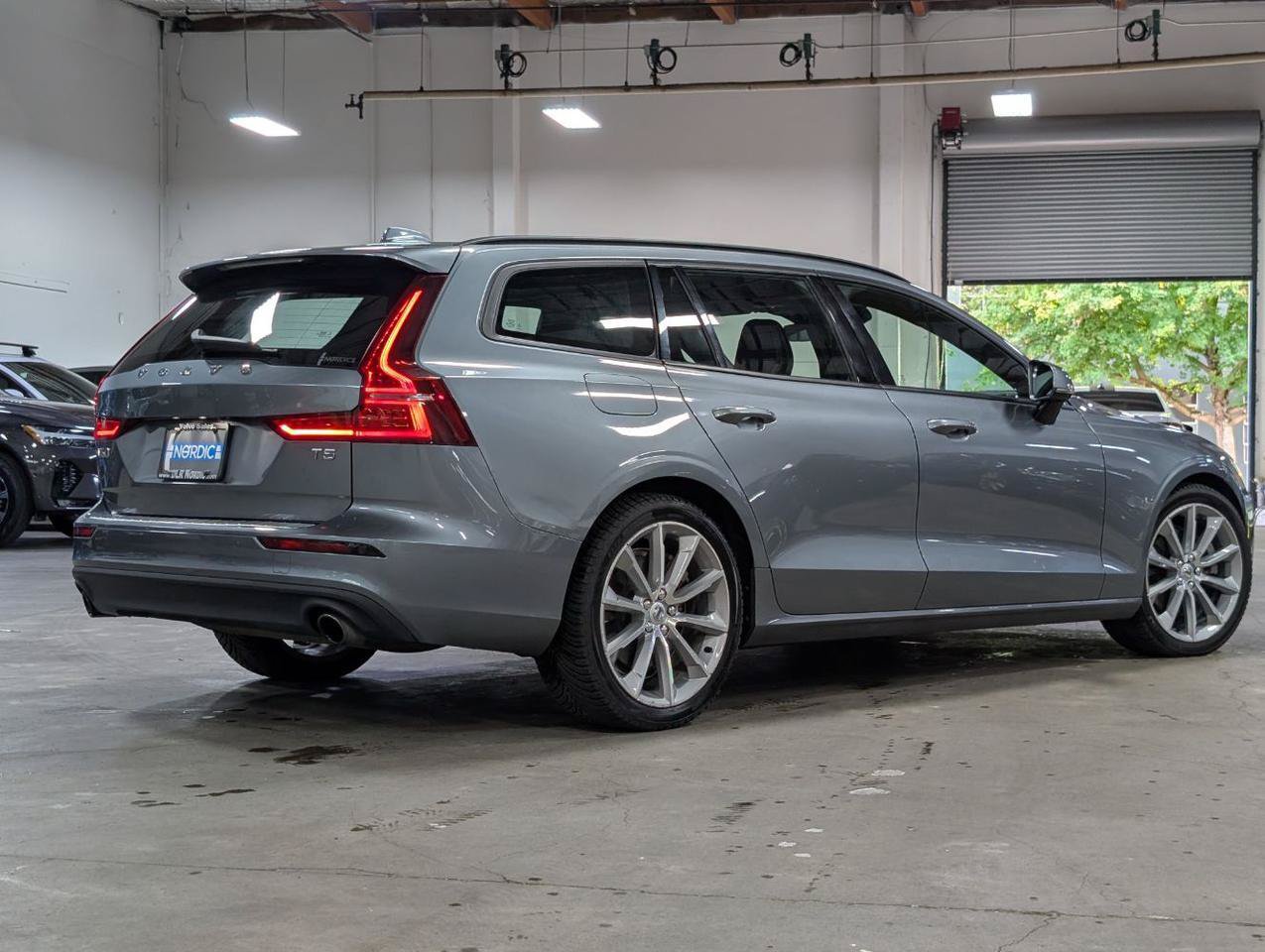Used 2020 Volvo V60 T5 Momentum FWD image 3