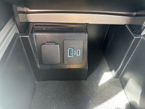 Used 2024 Ford Explorer Limited image 21