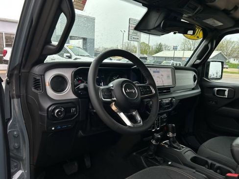 Used 2025 Jeep Wrangler Unlimited Sahara AWD/4WD image 23