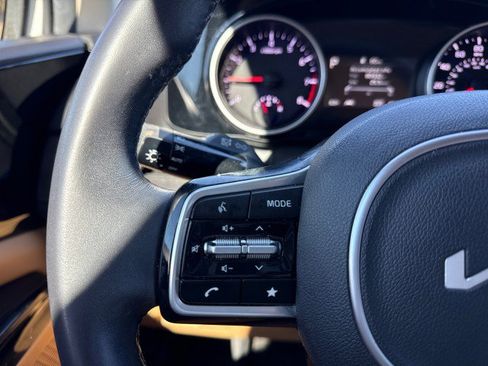 Used 2023 Kia Carnival EX image 29