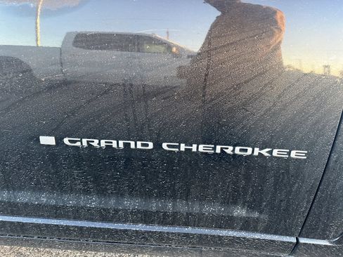 Used 2024 Jeep Grand Cherokee Overland AWD/4WD image 7