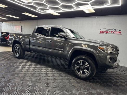 Used 2018 Toyota Tacoma TRD Sport AWD/4WD image 2