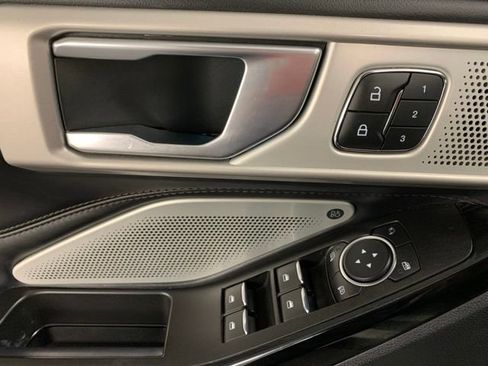 Used 2022 Ford Explorer Platinum w/ Technology Package AWD/4WD image 21