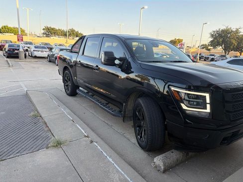 Used 2023 Nissan Titan SV w/ SV Convenience Package RWD image 3