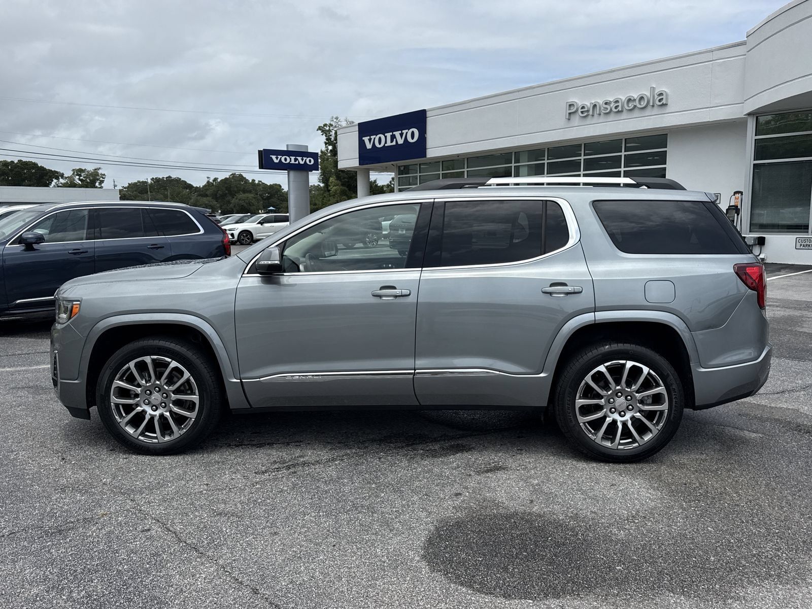 Used 2023 GMC Acadia Denali w/ Denali Ultimate Package FWD image 2