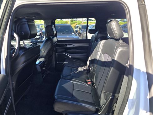 Certified 2025 Jeep Wagoneer Series II w/ 8-Passenger Seating Package image 17