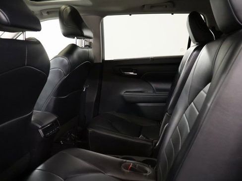 Used 2022 Toyota Highlander XLE AWD/4WD image 30