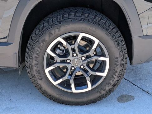 Used 2025 Chevrolet Equinox ACTIV image 16