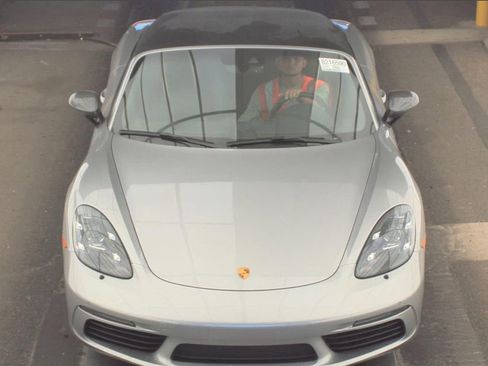 Used 2022 Porsche 718 Boxster image 2