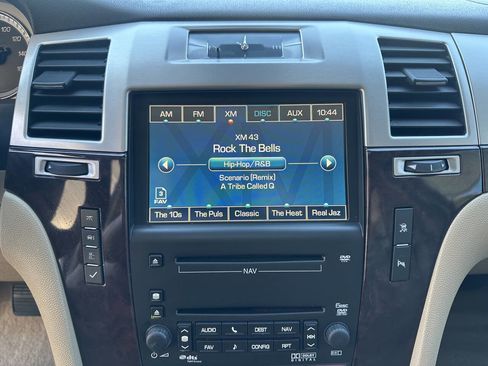 Used 2010 Cadillac Escalade ESV Luxury image 30