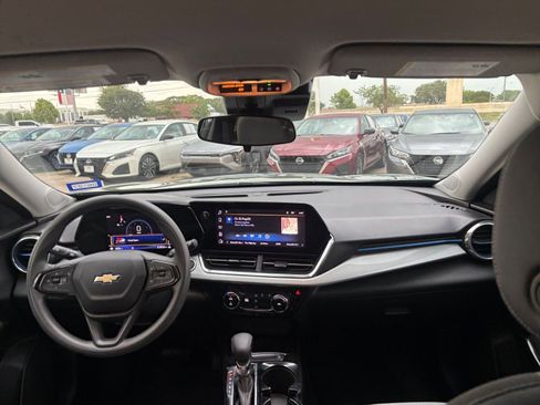 Used 2025 Chevrolet Trax LT FWD image 32