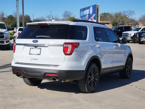 Used 2019 Ford Explorer XLT w/ Equipment Group 202A image 5