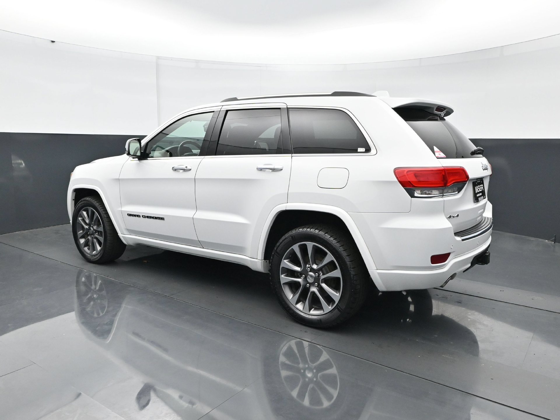 Used 2017 Jeep Grand Cherokee Overland AWD/4WD image 4