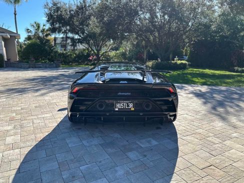 Used 2021 Lamborghini Huracan EVO image 4