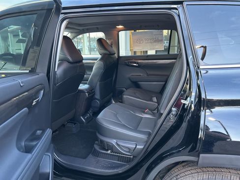 New 2026 Toyota Highlander Platinum image 11