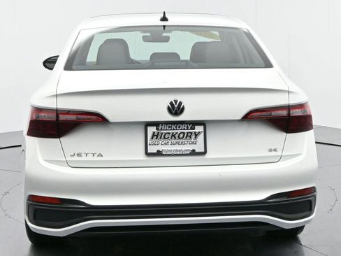 Used 2023 Volkswagen Jetta SE image 6