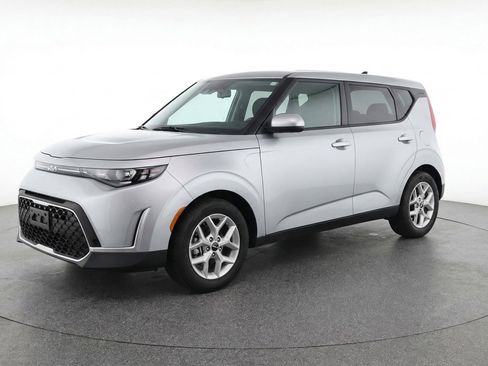 Used 2025 Kia Soul LX w/ LX Technology Package image 3